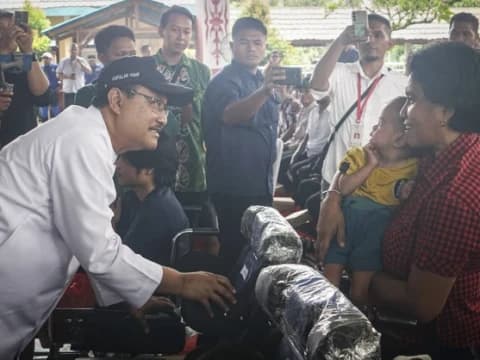 Mensos Gus Ipul Serahkan Bantuan Rp29,8 Miliar untuk Warga Ambon