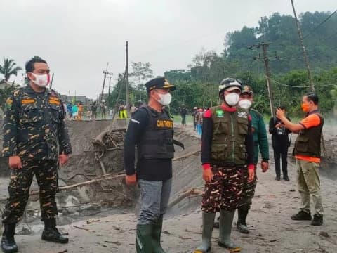 Gunung Semeru di Lumajang Erupsi, Warga Mulai Mengungsi