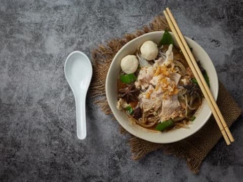 Viral Pedagang Mie Babi Berpeci: Etika Bisnis dan Regulasi Non-Halal di Indonesia