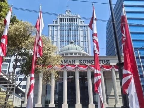 Nuansa Merah Putih Mulai Selimuti Istana Negara hingga Gedung MK