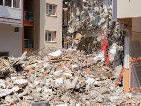 Shalat di Bawah Reruntuhan dalam Tinjauan Fiqih