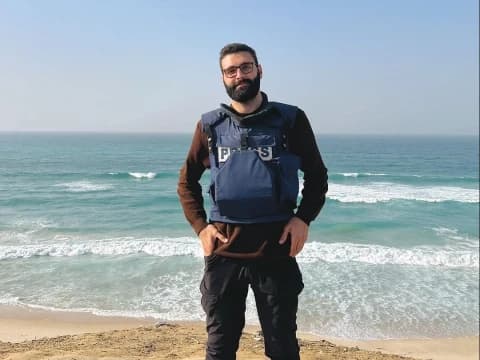 Pamit, Jurnalis Perang di Gaza Palestina Motaz Azaiza Dievakuasi ke Qatar