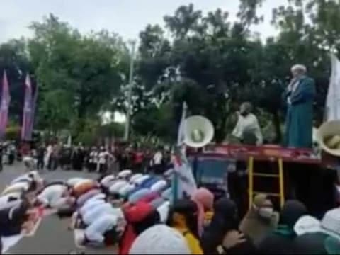 Viral Tidak Ikut Shalat Tapi Pimpin Jamaah: Ini Kajian Fiqihnya