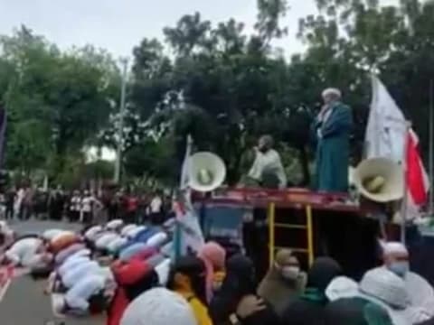 Viral Shalat di Atas Kap Mobil, Ini Kajian Fiqihnya