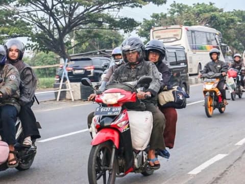 Posko Mudik Ansor Pati Layani Takjil, Sahur, Pijat Refleksi, dan Servis Motor