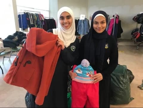 Siswa Muslim di Kanada Bagikan Ratusan Mantel Musim Dingin untuk Tunawisma