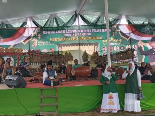 Meriahkan Muktamar NU, Ibu Muslimat Nyanyikan Shalawat di Panggung