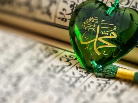 Khutbah Jumat: Ramadhan, Bulan Turunnya Kitab Suci