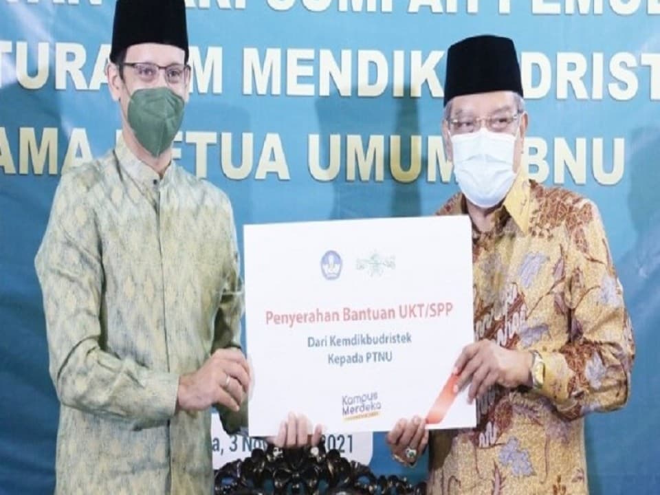 Visiting PBNU, minister hands over five ITSNU permits