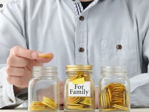 Khutbah Jumat: Mendahulukan Nafkah Keluarga sebelum Bersedekah kepada Orang Lain