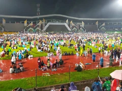 Hujan Deras Tak Surutkan Nahdliyin Hadiri Hiburan Rakyat 1 Abad NU