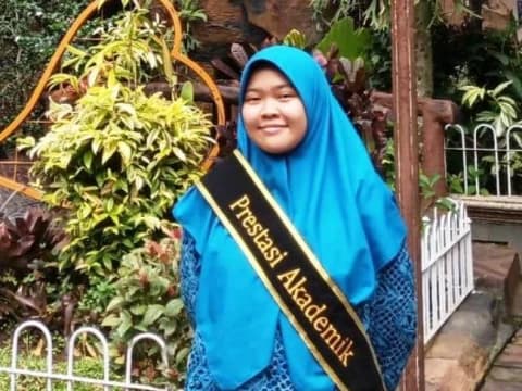 Ingatkan Bahaya Pinjol, Najma Elia Juara Lomba Poster Nasional