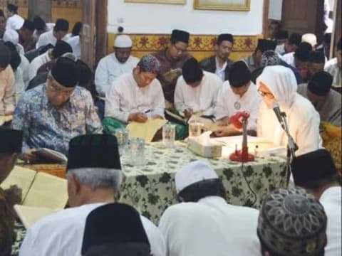 Keuntungan Bergaul dengan Orang-orang Saleh