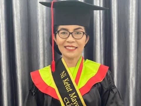 Lulus Cumlaude di UIN Mataram, Mahasiswi Hindu Ni Ketut Mayoni Viral!