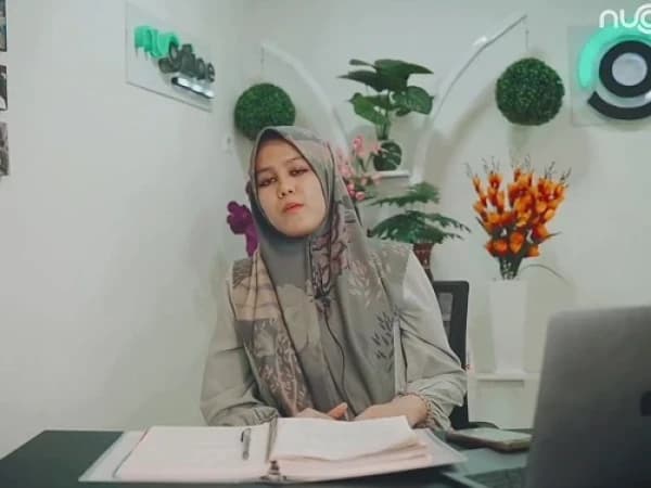 Ning Imaz Lirboyo Jelaskan Kebolehan Perempuan Pakai Celana Panjang