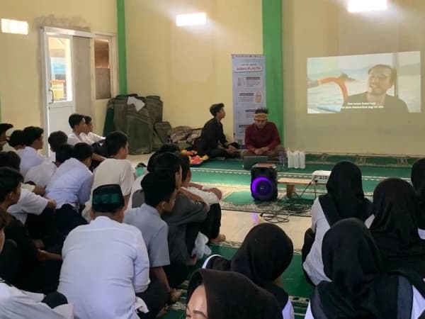 Ajak Lestarikan Lingkungan, Unusia Gelar Nobar Film Pulau Plastik