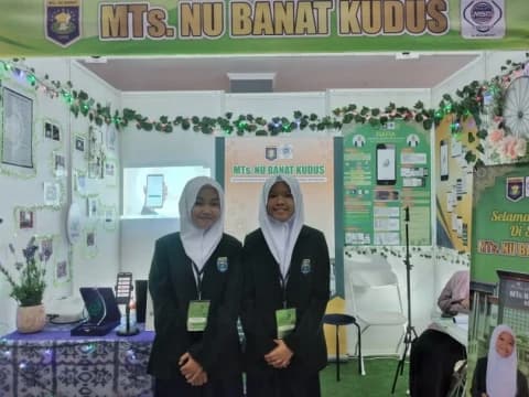 Dua Siswi MTs NU Banat Kenalkan Aplikasi Alfiyah, Bisa Setoran Hafalan Langsung ke Ustadz