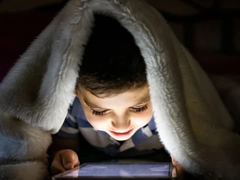 Khutbah Jumat: Cara Mendidik Anak Agar Selamat Dunia Akhirat di Era Gadget