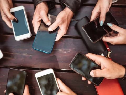 Khutbah Jumat: Hati-hati dalam Menggunakan Media Sosial