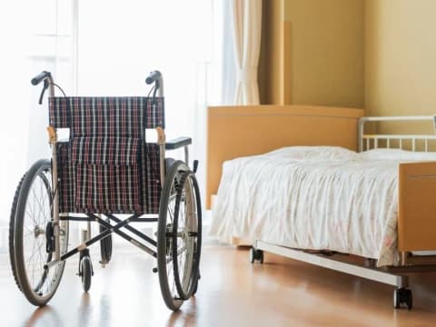 Anak Menitipkan Orang Tua ke Panti Jompo, Memangnya Boleh dalam Islam?