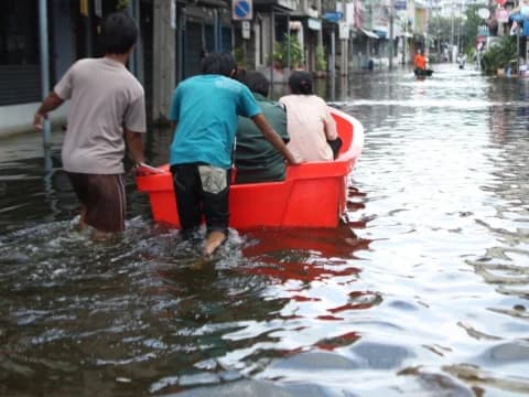 Khutbah Jumat: Menggalang Solidaritas dalam Menghadapi Musibah Banjir