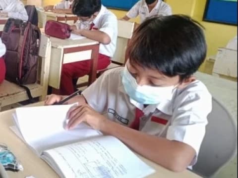 Ragam Kebijakan Daerah:  Tutup atau Tetap Sekolah Tatap Muka?