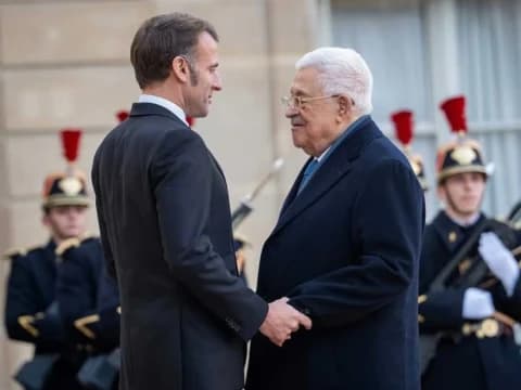 Mahmoud Abbas Temui Macron, Bahas Penegakan Gencatan Senjata di Gaza hingga Konstitusi Baru Palestina