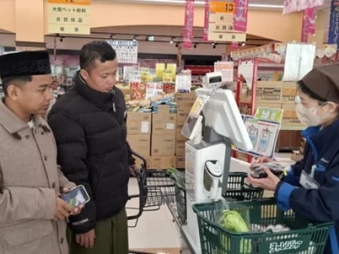 Saat Peci Menarik Perhatian Pegawai Toko di Jepang