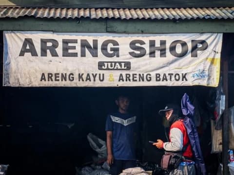 Pedagang Arang Raup Rezeki di Momen Idul Adha