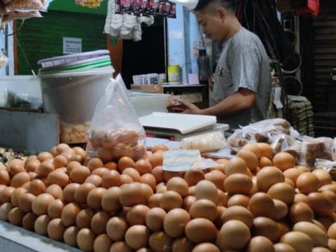 Harga Telur Meroket, Pedagang: Modal Makin Besar, Pembeli Nggak Sanggup