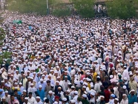 Saat Ribuan Jamaah Hadiri Pemakaman Habib Abu Bakar Al-Adni