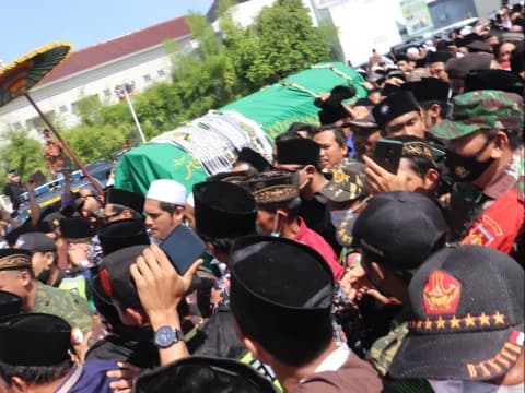 Lautan Manusia Iringi Kepergian Ulama Karismatik asal Brebes KH Rosyidi Malawi