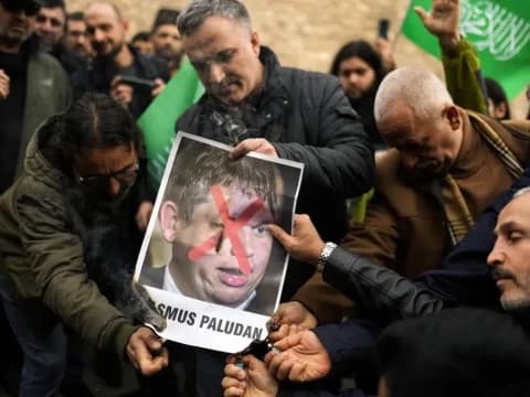 Imbas Pembakaran Al-Qur’an, Ratusan Warga Turki Bakar Bendera Swedia