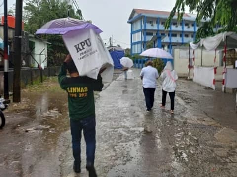 Warga Antusias Datang ke TPS walau Hujan