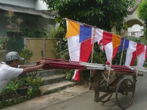 Cerita Penjual Bendera Keliling Mengais Rezeki di Momen HUT RI