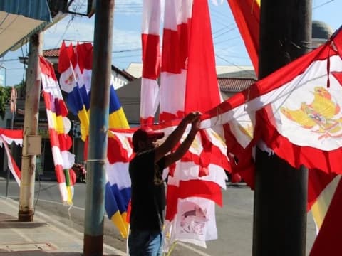 Asa Penjual Bendera Jelang HUT Ke-77 RI, Berharap Lebih Ramai dari Tahun Lalu