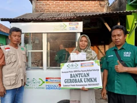 Berdayakan Perempuan Pelaku Usaha, NU Care-LAZISNU Batang Salurkan Gerobak dan Modal Usaha 