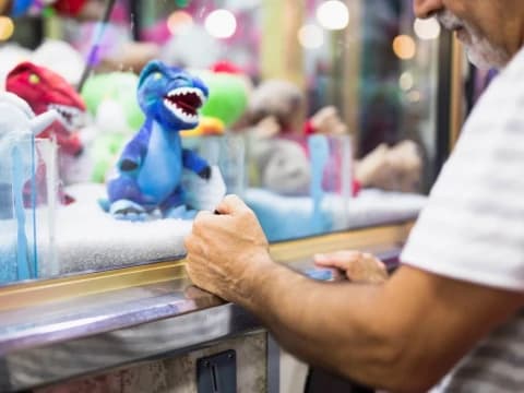 Apakah Ada Unsur Perjudian dalam Permainan Capit Boneka?