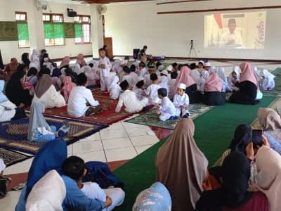 Orang Tua Sebaiknya Tak Bermain Gawai saat Bersama Anak