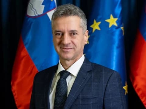 Slovenia Hentikan Perdagangan Senjata dengan Israel