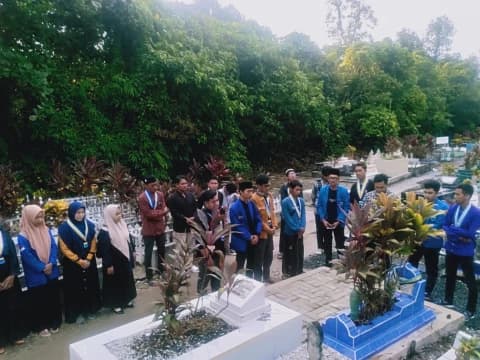 Rayakan Harlah Ke-64, PMII Banjarmasin Bagikan Setangkai Bunga dan Ziarahi Makam Pendiri