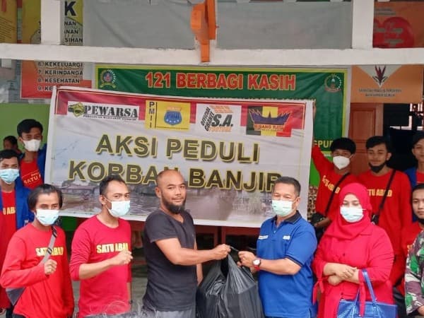 PMII Pontianak Raya Bagikan 1000 Nasi Kotak untuk Korban Banjir