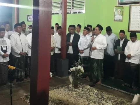 Usai Ikuti PMKNU, Peserta Dibaiat di Makam Ulama Kharismatik Kota Metro