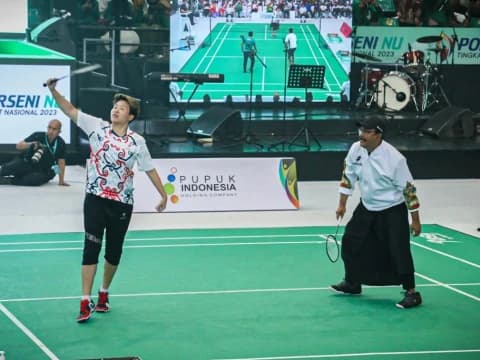 Kenakan Sarung, Gus Ipul Berpasangan dengan Butet Vs Owi-Gus Yasin, Seru!