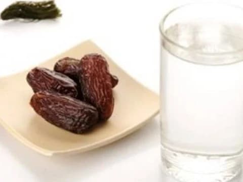 Fiqih Puasa: Hukum Berbuka dengan Air padahal Ada Kurma