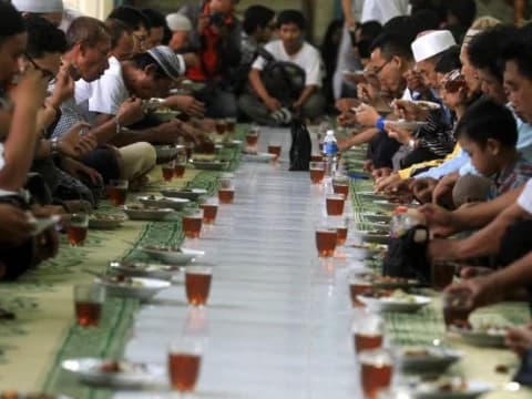 Dua Keutamaan Memberi Takjil Buka Puasa