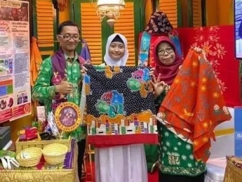 Siswi MTs N 3 Jakarta Pamerkan Batik Tulis Betawi di Ajang Myres 2022