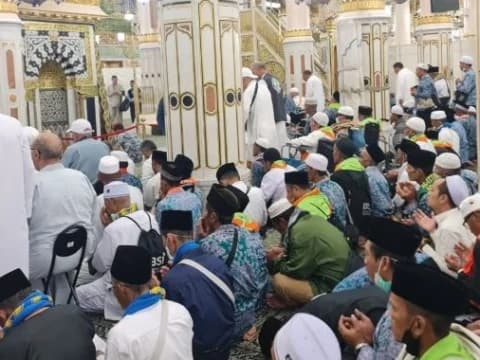 Daftar Melalui Aplikasi Nusuk, Jamaah Haji dan Umrah Berkesempatan Shalat di Raudhah