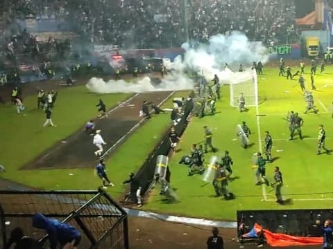 Kesaksian Korban Selamat Tragedi Kanjuruhan: dari Gas Air Mata, Petasan, Terinjak-injak hingga Kuburan Massal di Gate 13