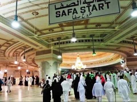 Fiqih Haji Lansia: Hukum Sai Menggunakan Kursi Roda dan Skuter